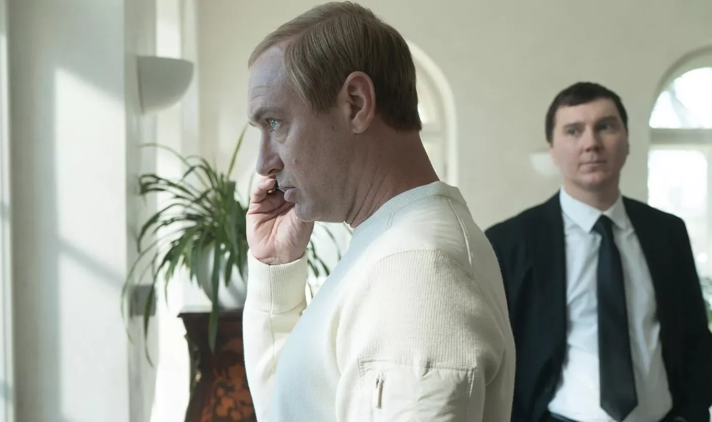 Scena dal film Il mago del Cremlino - Le origini di Putin