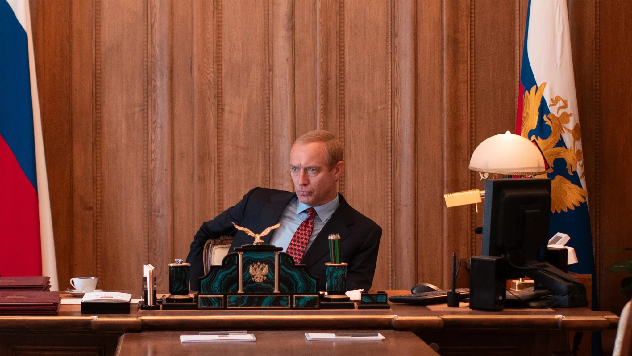 Scena dal film Il mago del cremlino – le origini di putin (the wizard of the kremlin) – v. o.