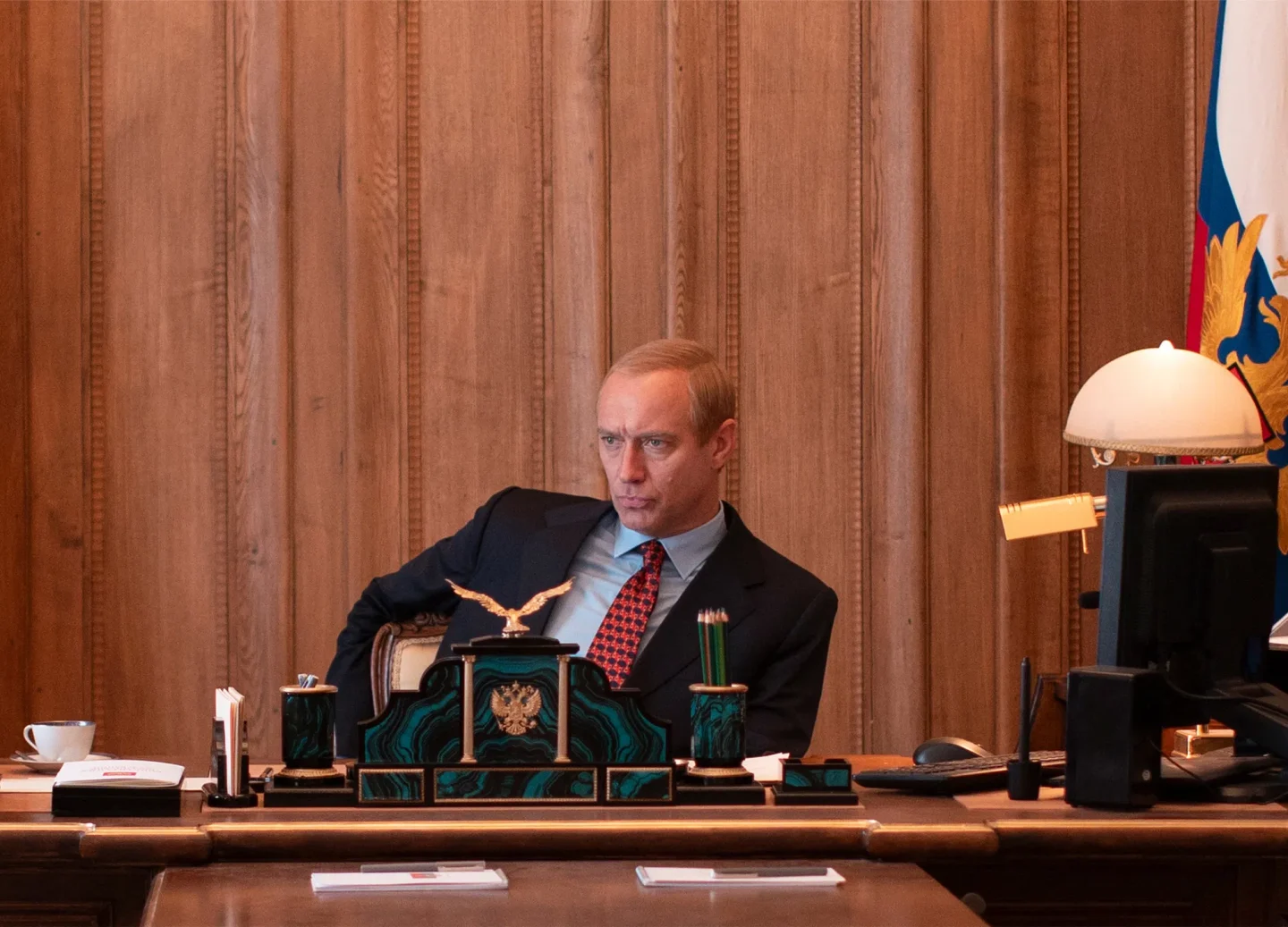 Scena dal film Il mago del Cremlino - Le origini di Putin