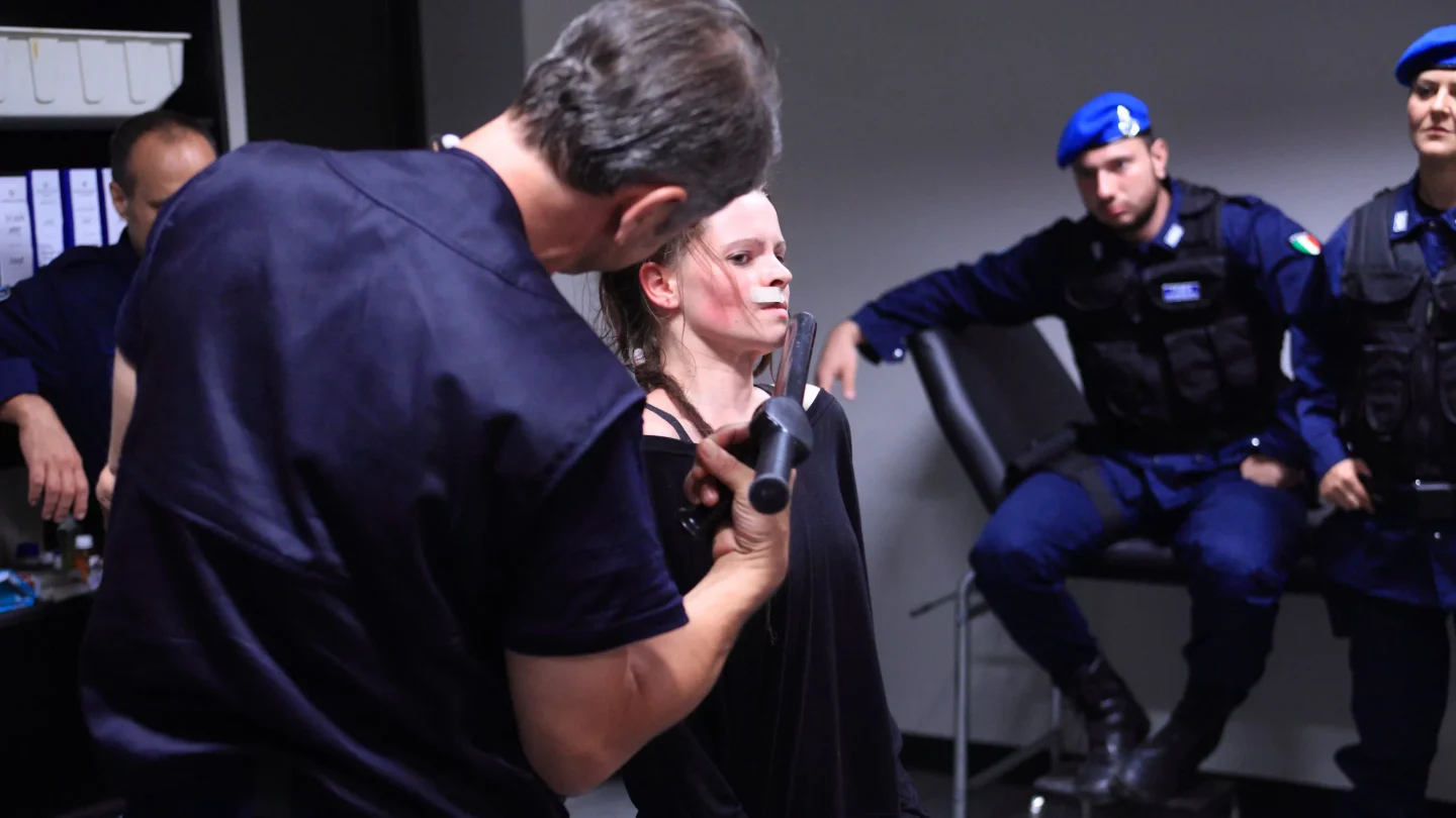 Scena dal film Diaz - Non pulire questo sangue 