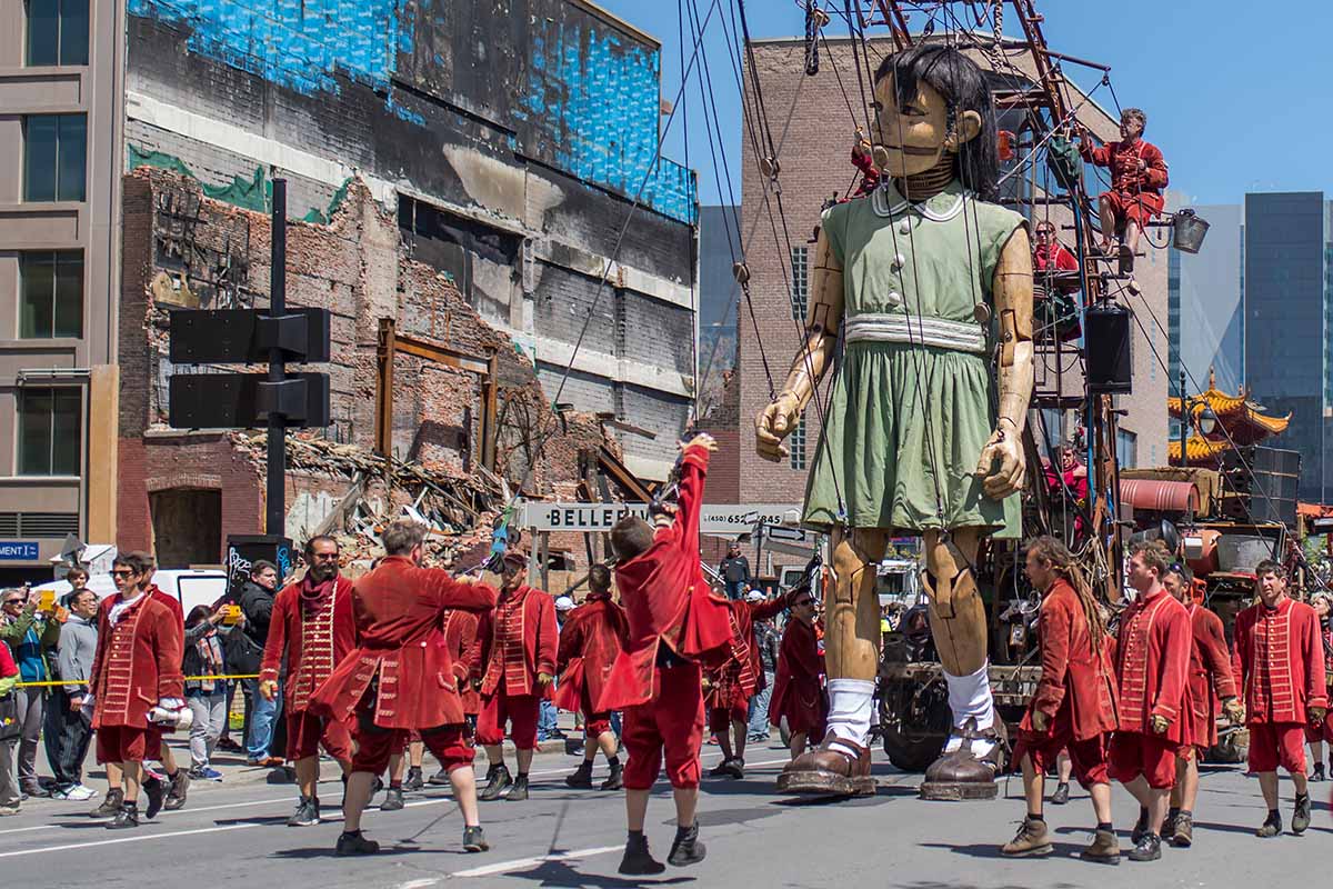 Scena dal film Royal de luxe – i giganti della periferia