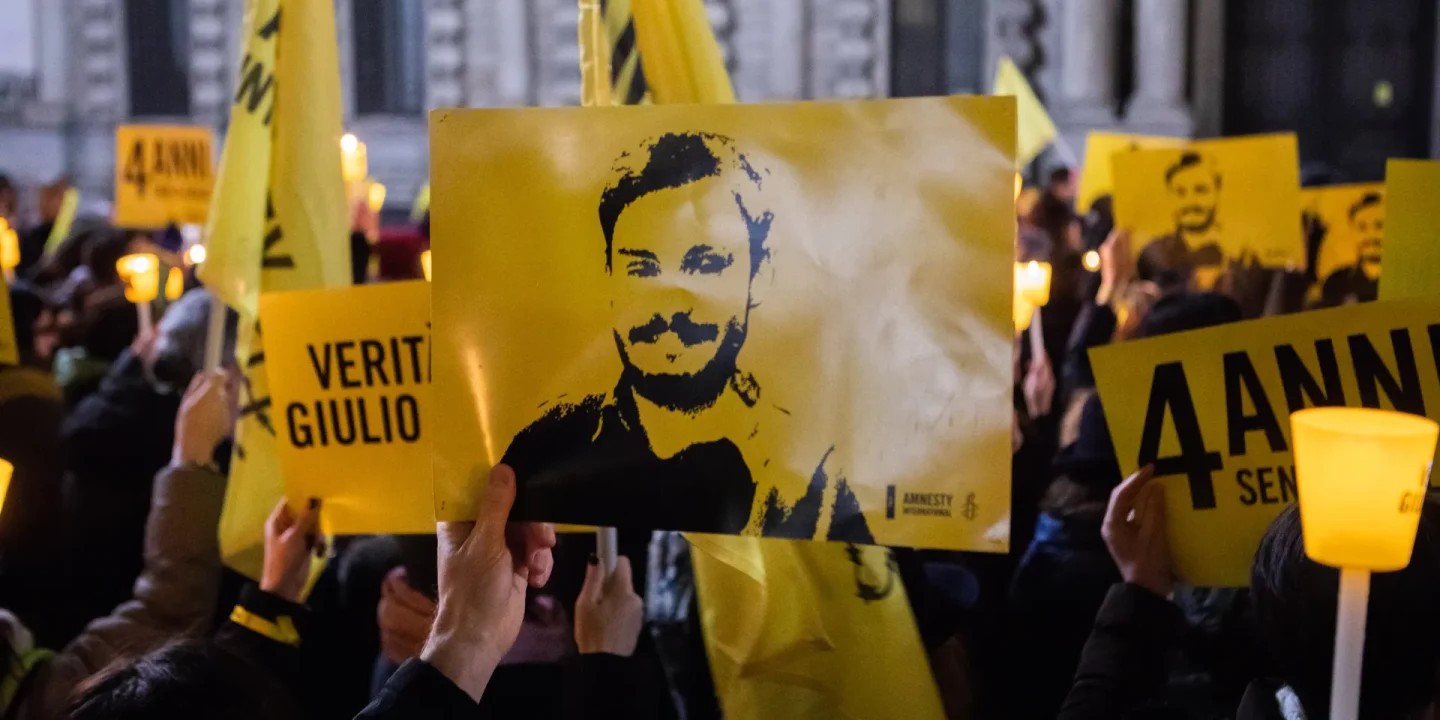 Scena dal film Giulio regeni. tutto il male del mondo