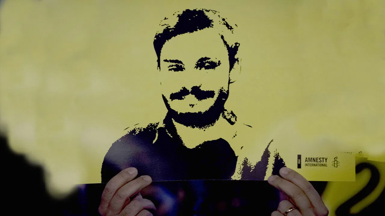 Scena dal film Giulio regeni. tutto il male del mondo