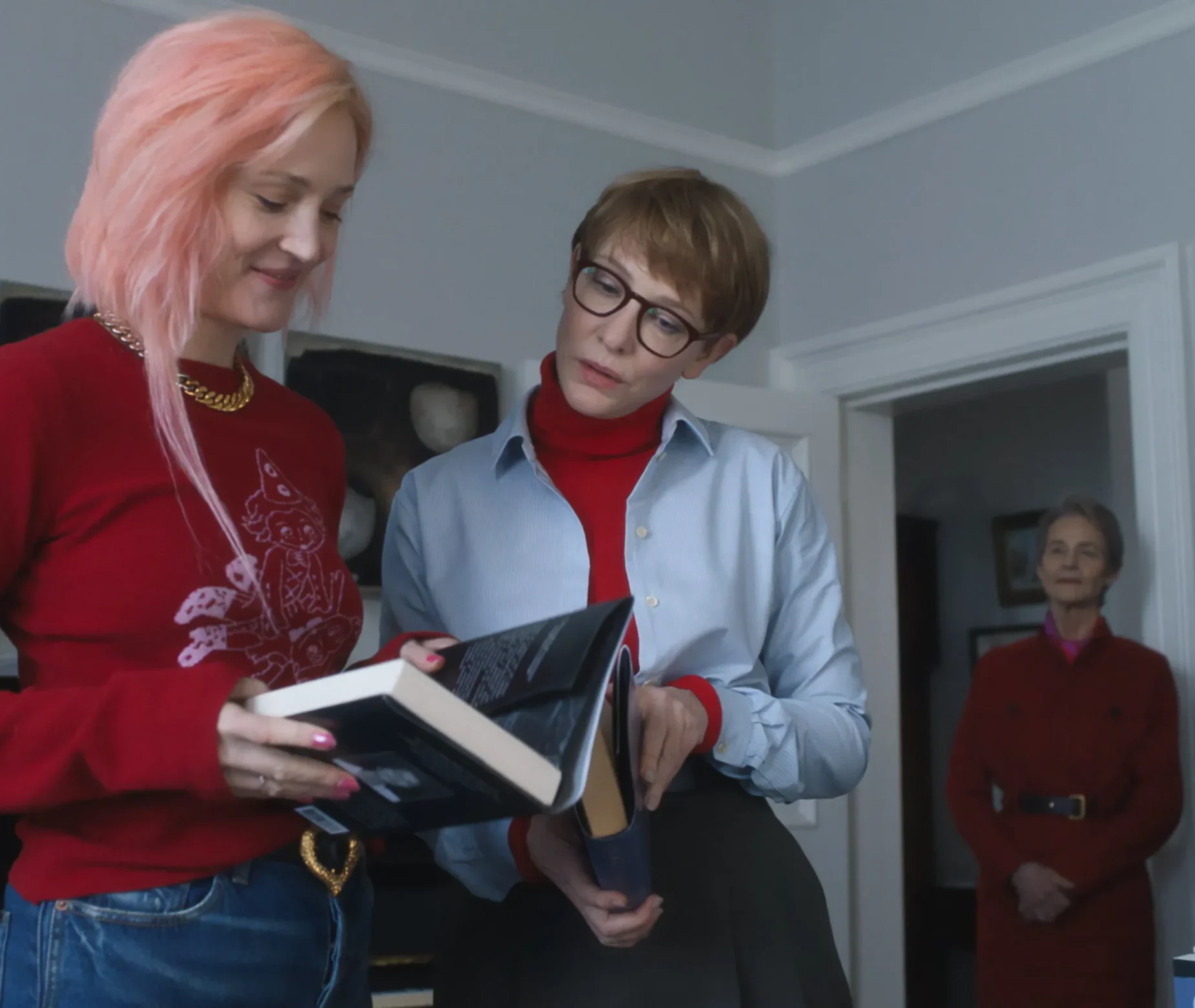 Scena dal film Father mother sister brother