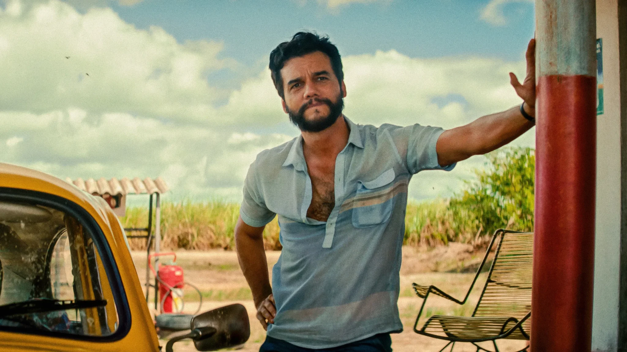 Scena dal film L’agente segreto (o agente secreto)