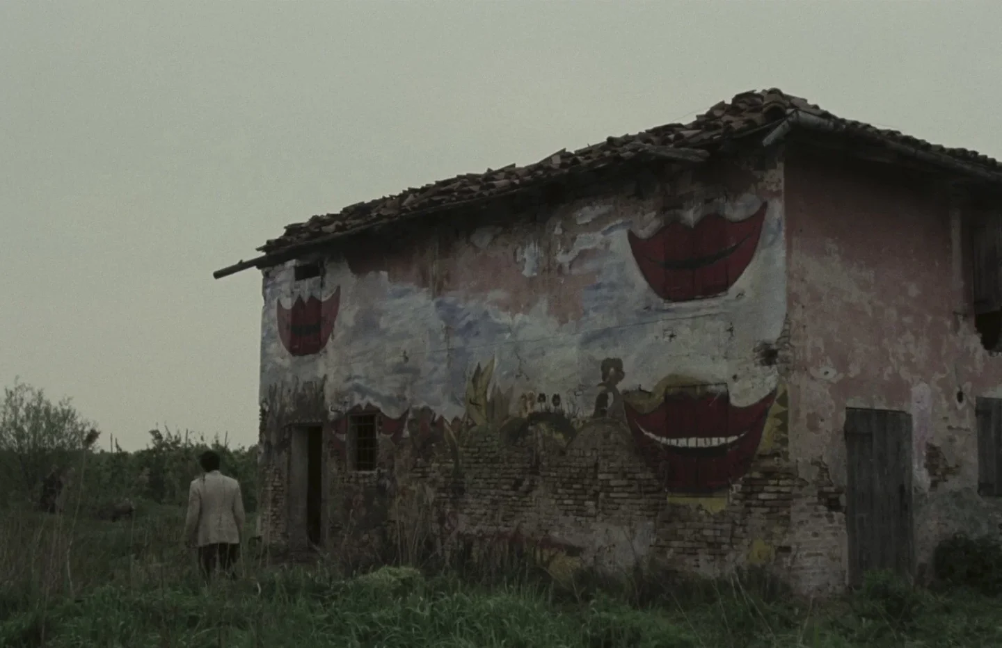 Scena dal film La casa dalle finestre che ridono